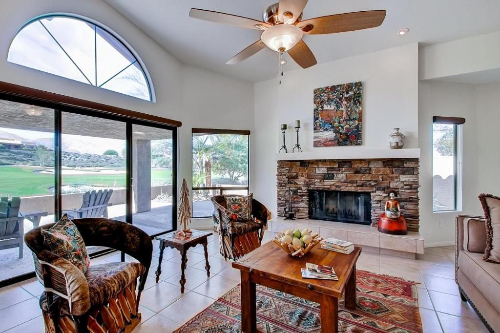 Country Club Home 2 Bedroom 2 Ba And Den About 1 Mi To Golf ボレゴ・スプリングス エクステリア 写真